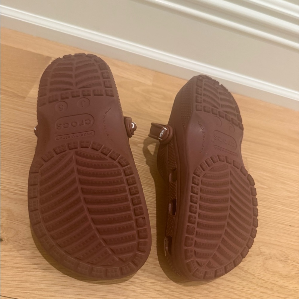 CROCS Kids Size 5 Football Clogs - Brown with White Accents - Picture 4 of 5